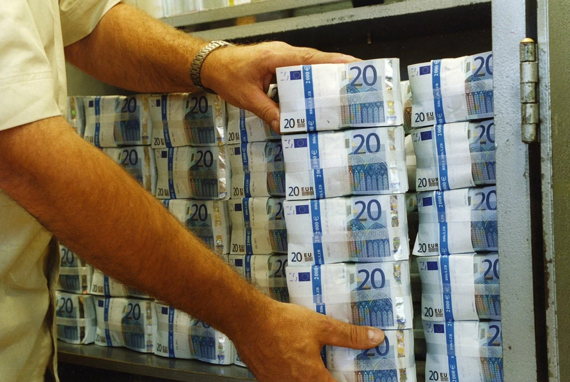 Rezerva valutară a României s-a redus în mai cu aproape 7 miliarde euro