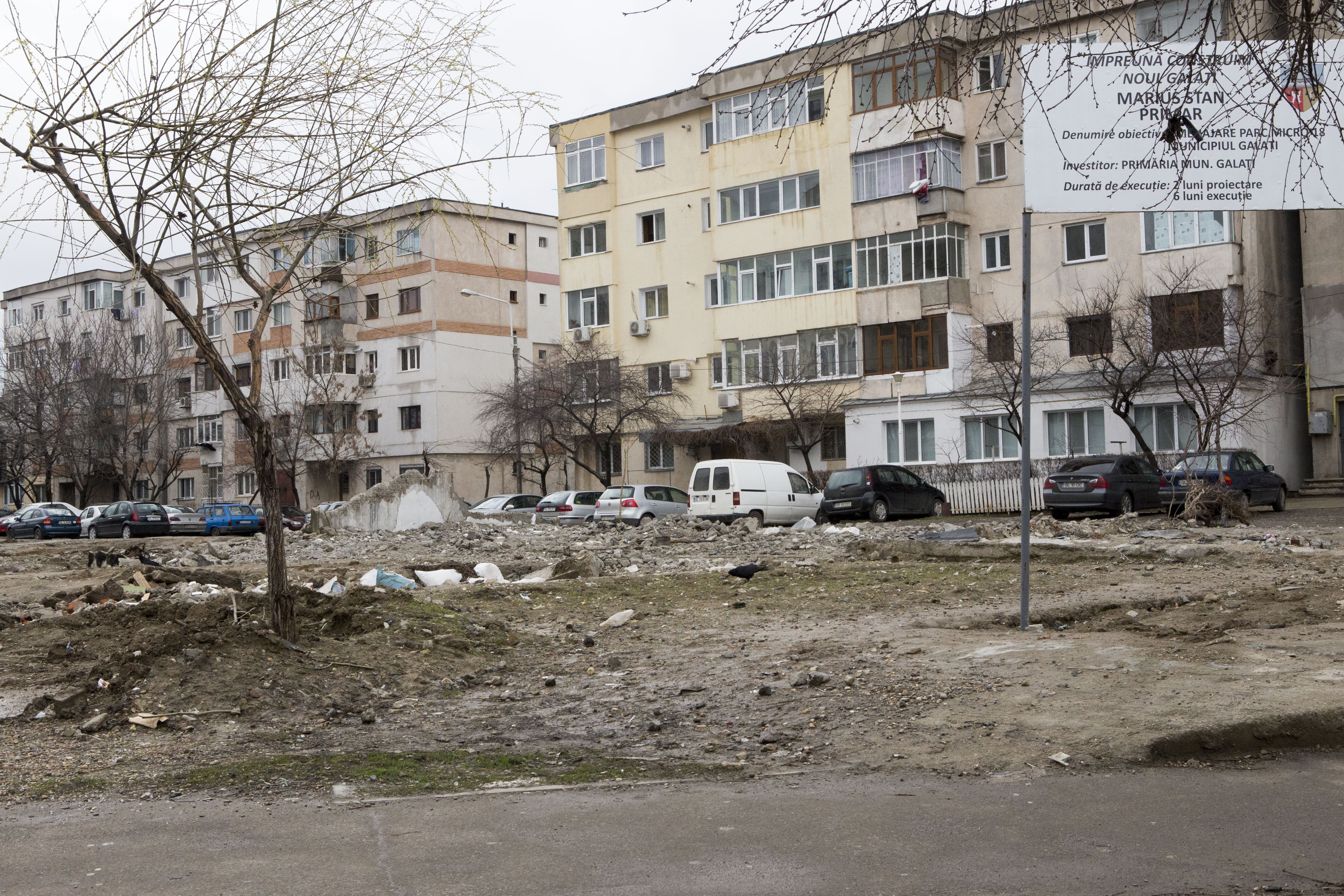 În prezent, RUINE DE GARAJE. Peste şase luni, PARCARE şi SPAŢIU DE JOACĂ pentru copii