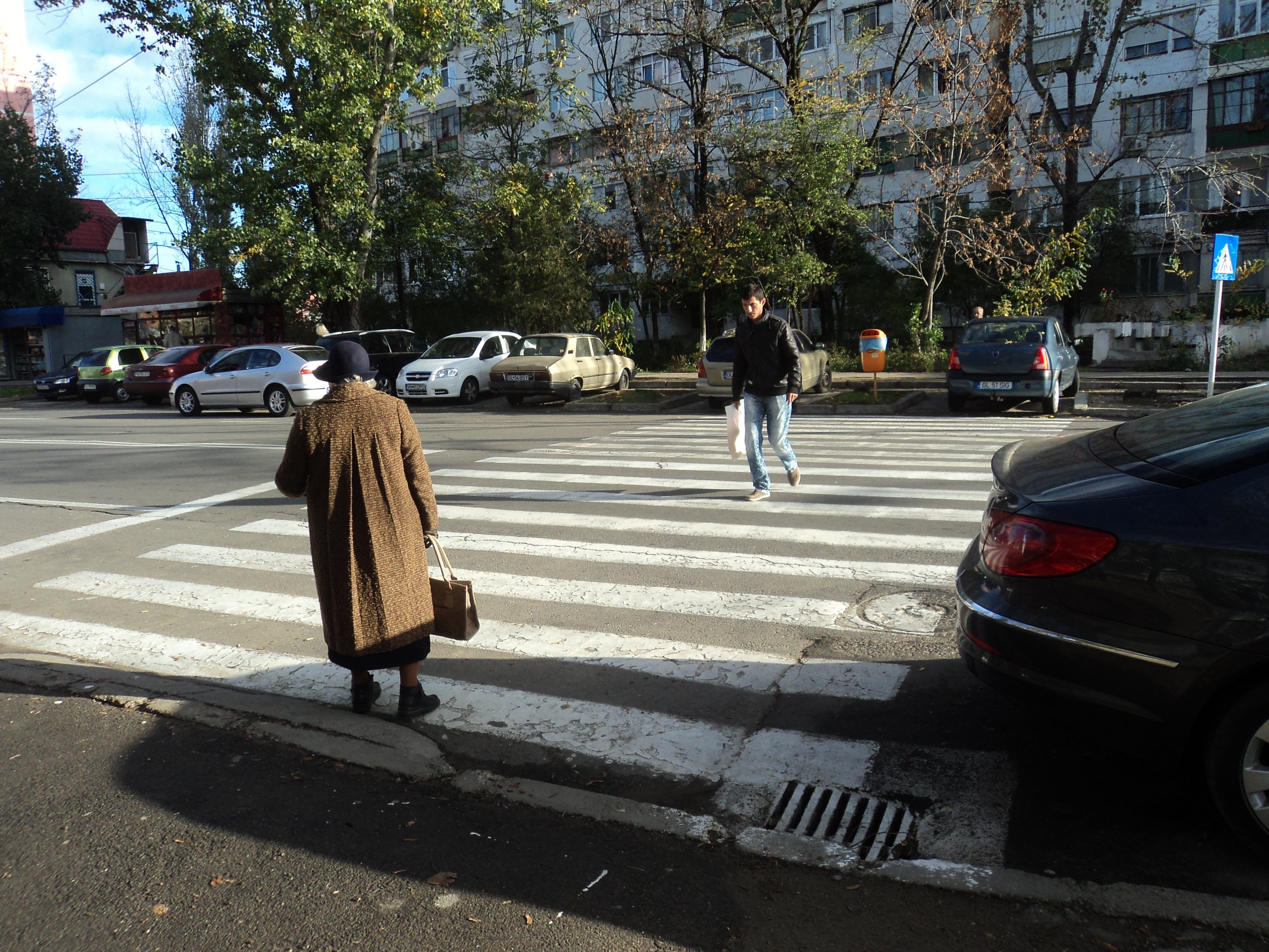 Gălăţenii riscă să moară cu zile pe trecerile de pietoni din cauza şoferilor iresponsabili