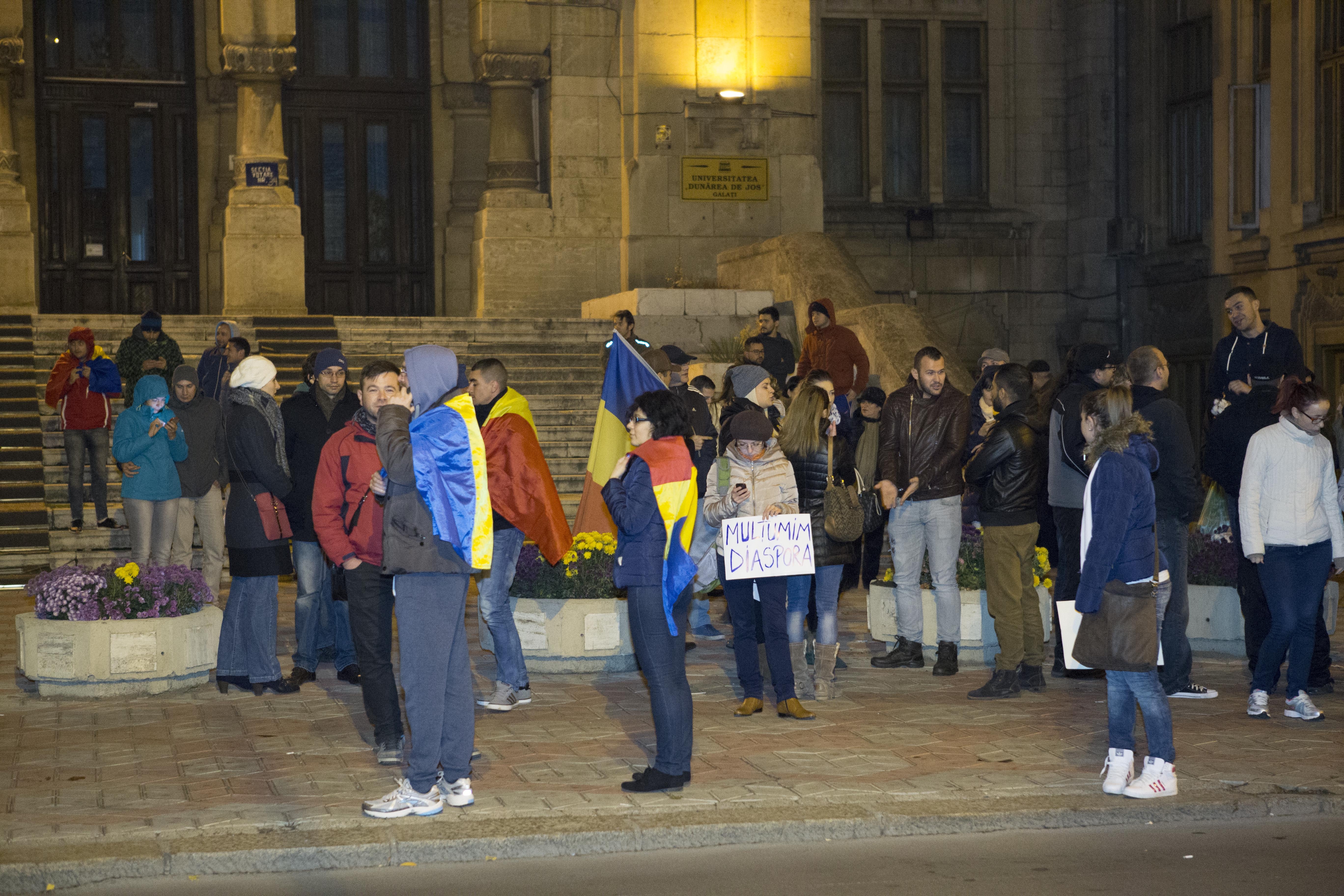 Gălăţenii au ieşit ÎN STRADĂ pentru a-şi arată solidaritatea cu DIASPORA şi pentru a se bucura