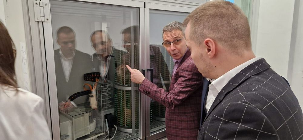 Roboți de mare precizie pentru cântărirea particulelor de praf