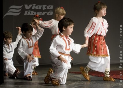 Costume populare în miniatură