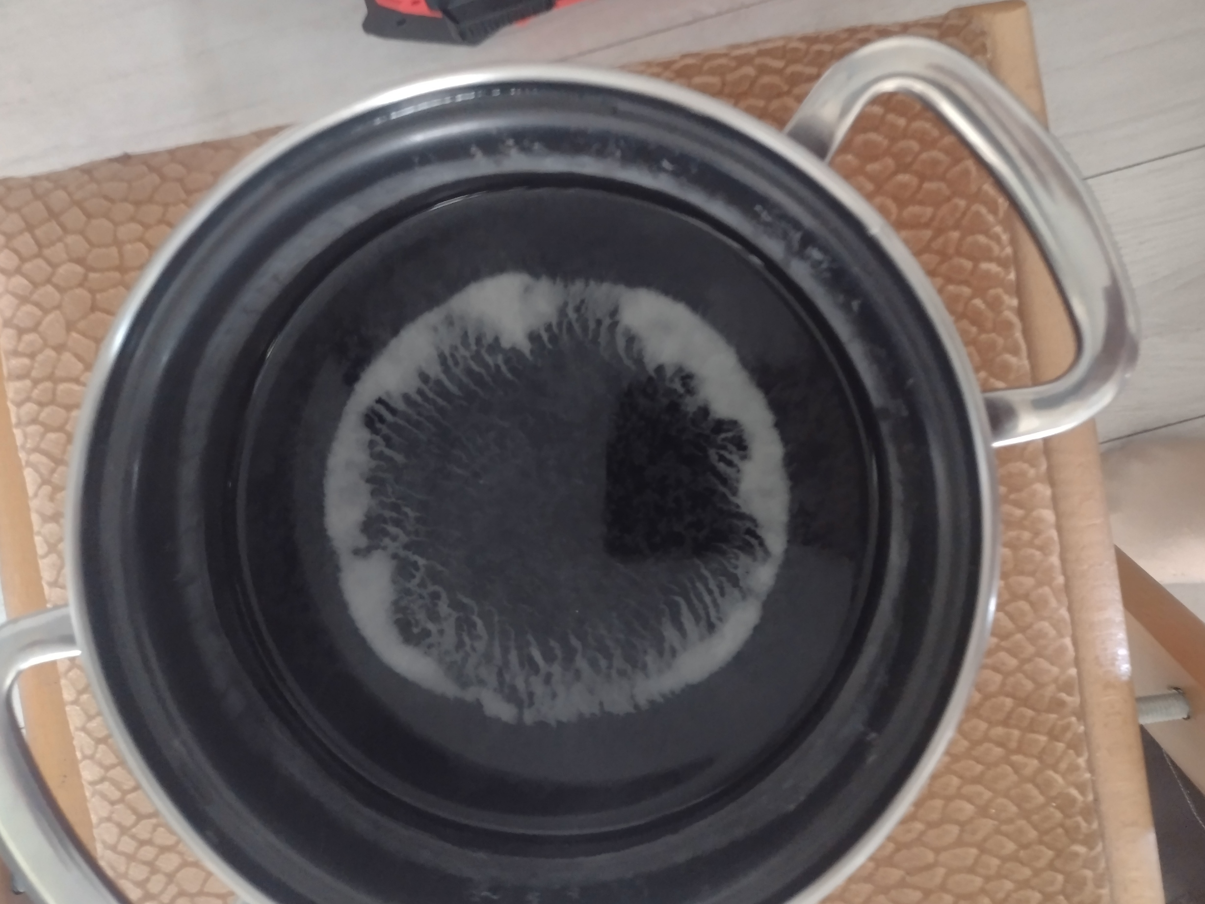 Plină de calcar, apa de la robinet nu este periculoasă!