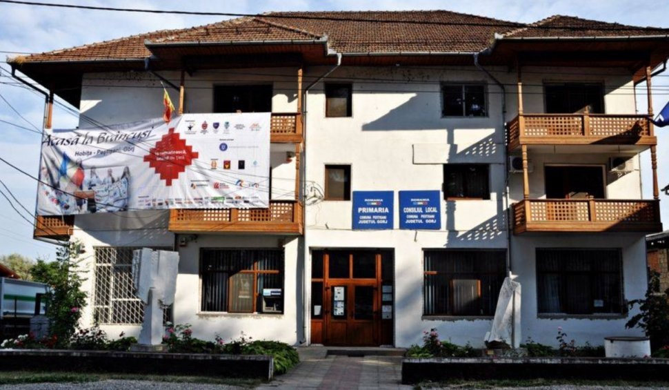 Și-a dat foc în fața primăriei