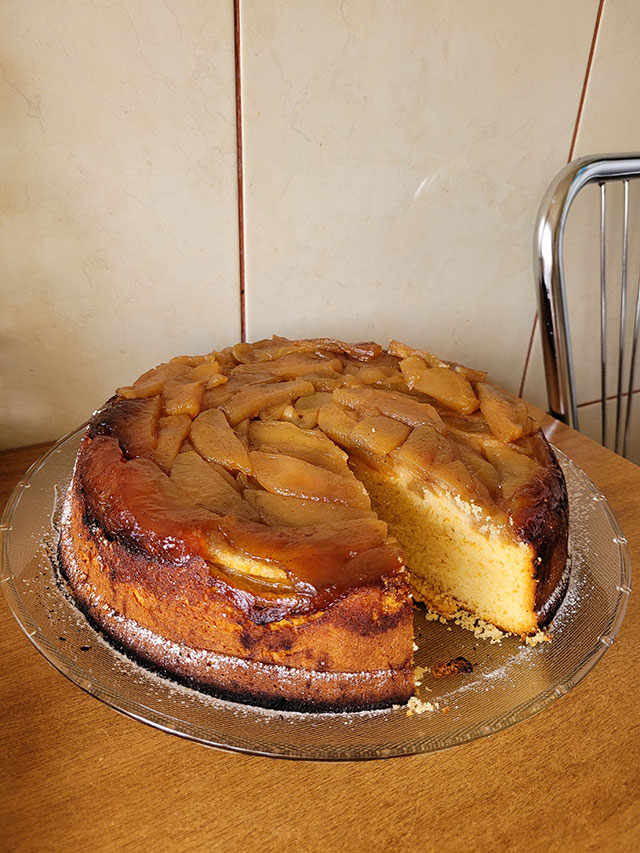 Prăjitură răsturnată cu mere caramelizate