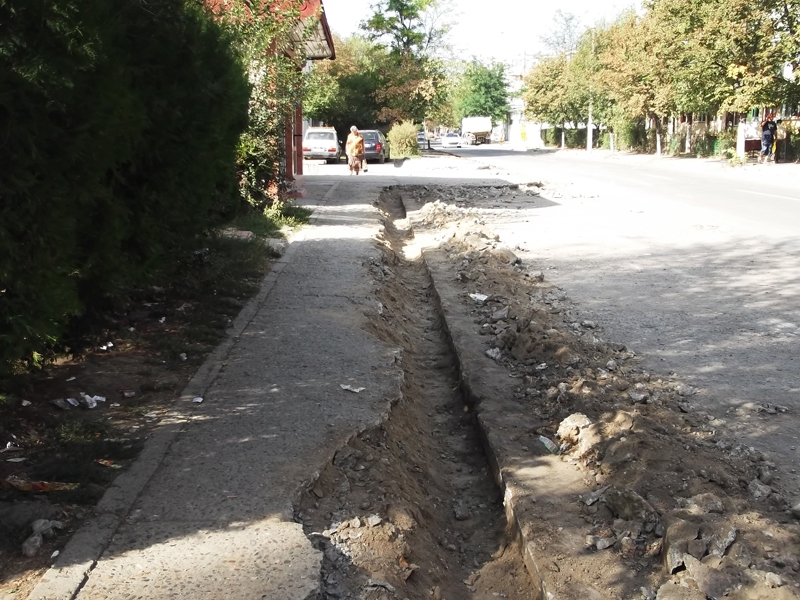 Campania "Pietoni fără trotuare", în Micro 17: "Ne rupem gâtul în gropi"