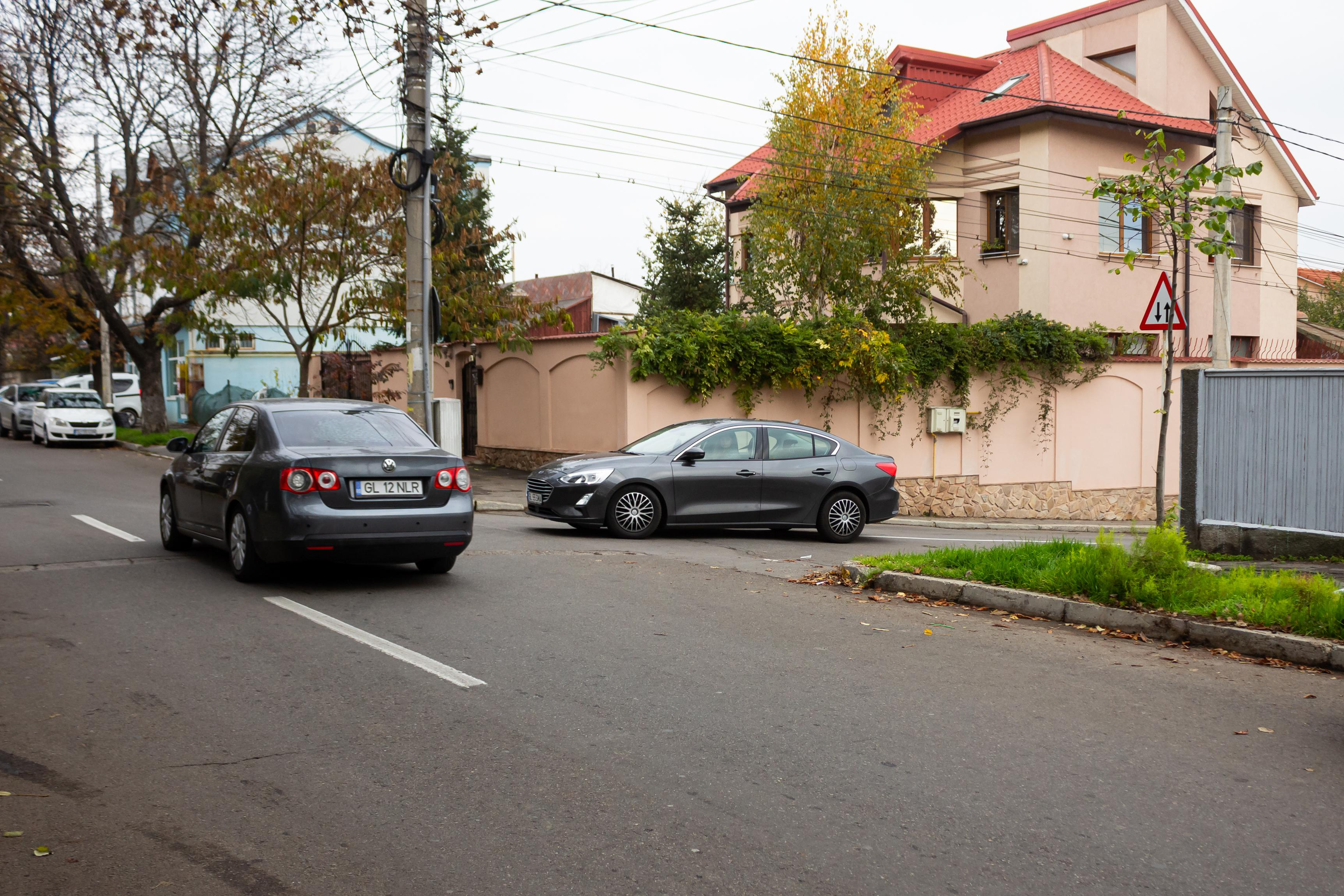 Intersecţie dificilă, bulversată de circulaţia pe două sensuri