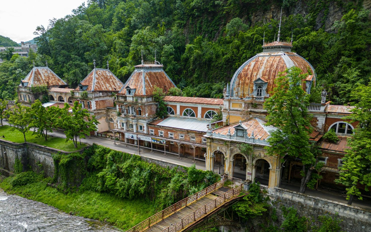 Ministerul Culturii promite salvarea Băilor Herculane