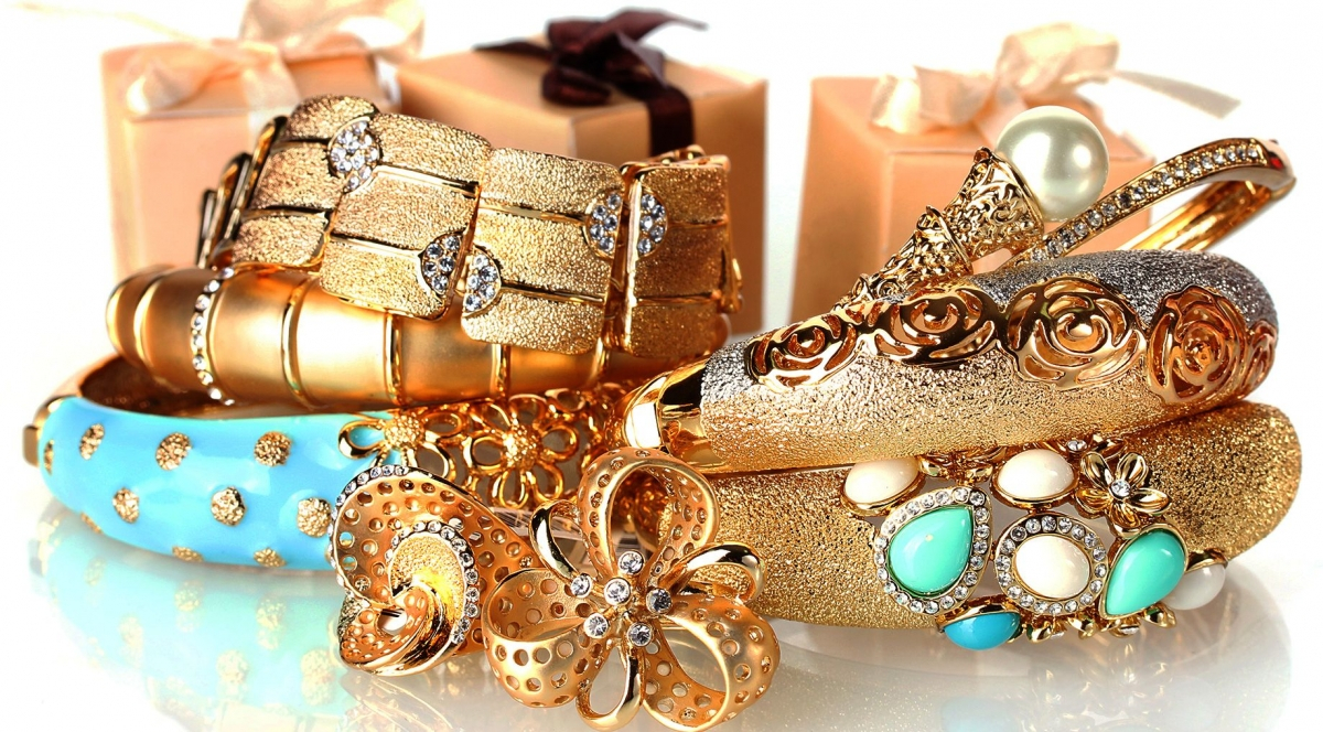 Percheziții la cărăuși de bijuterii din Turcia