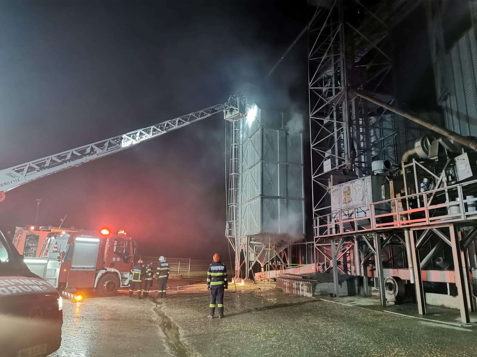 Incendiu violent la un depozit de cereale (VIDEO)
