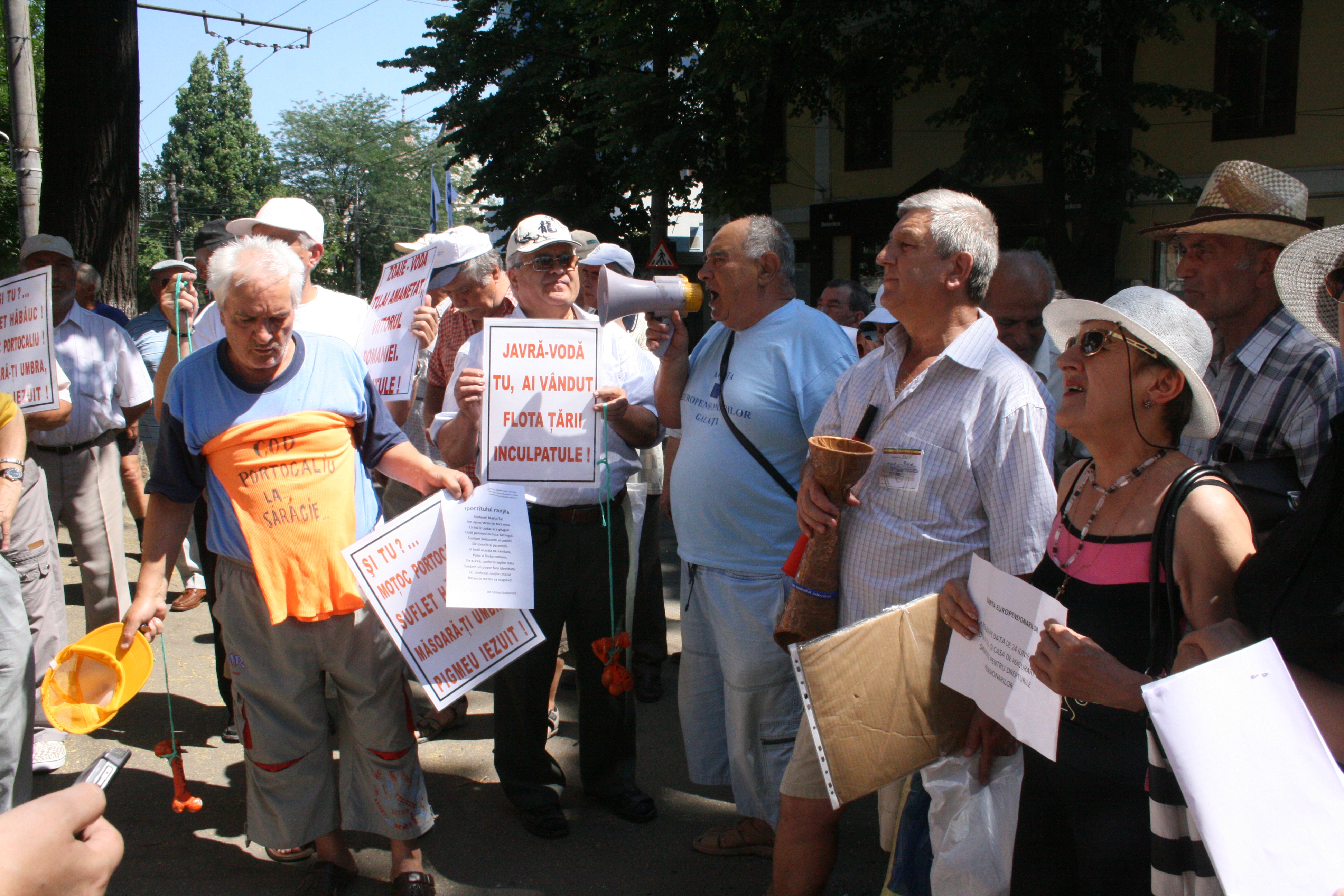 Pensionarii pichetează din nou sediile partidelor politice
