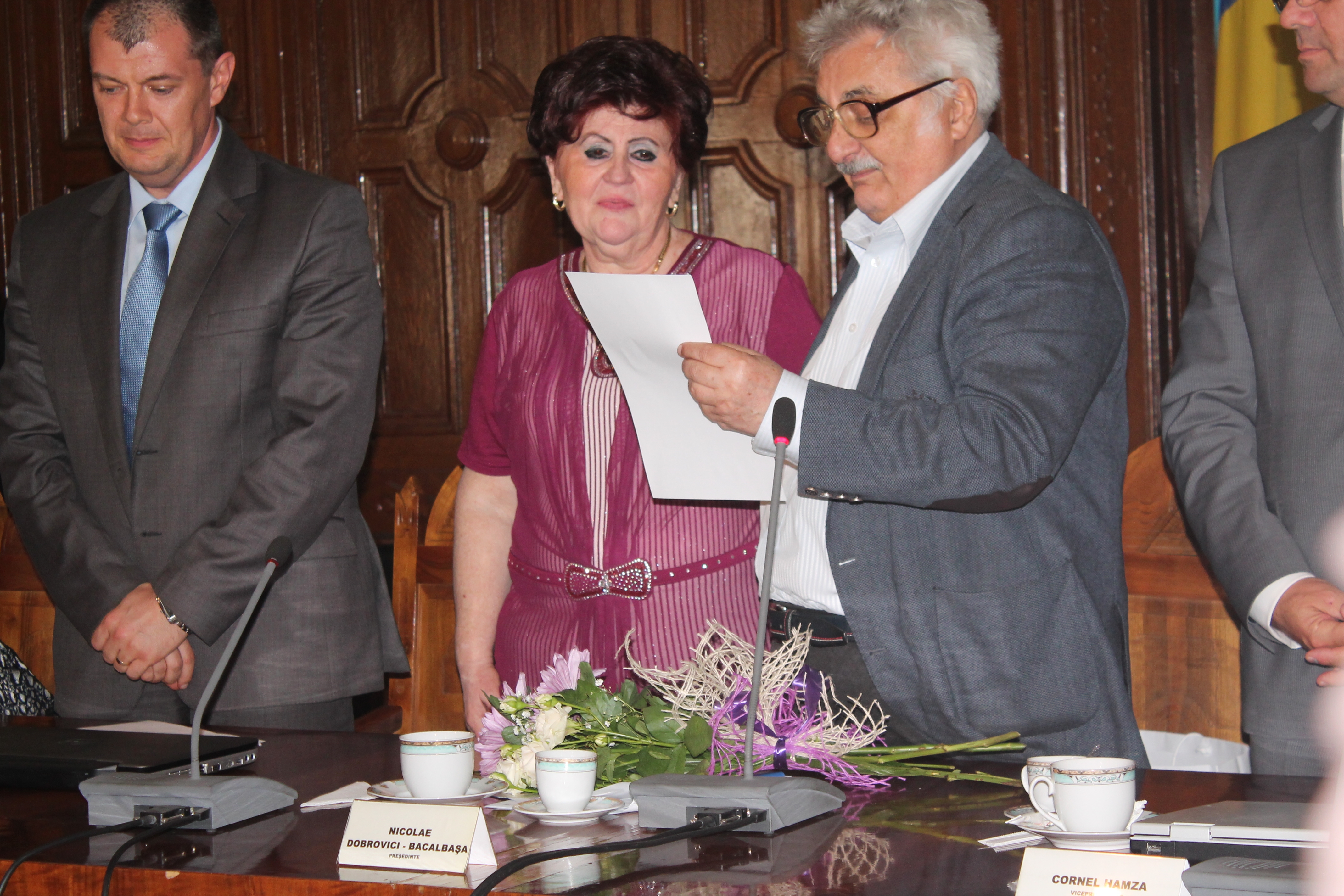 Maricela Dura, cel mai longeviv funcţionar din CJ, s-a retras în ropote de aplauze şi mulţumiri