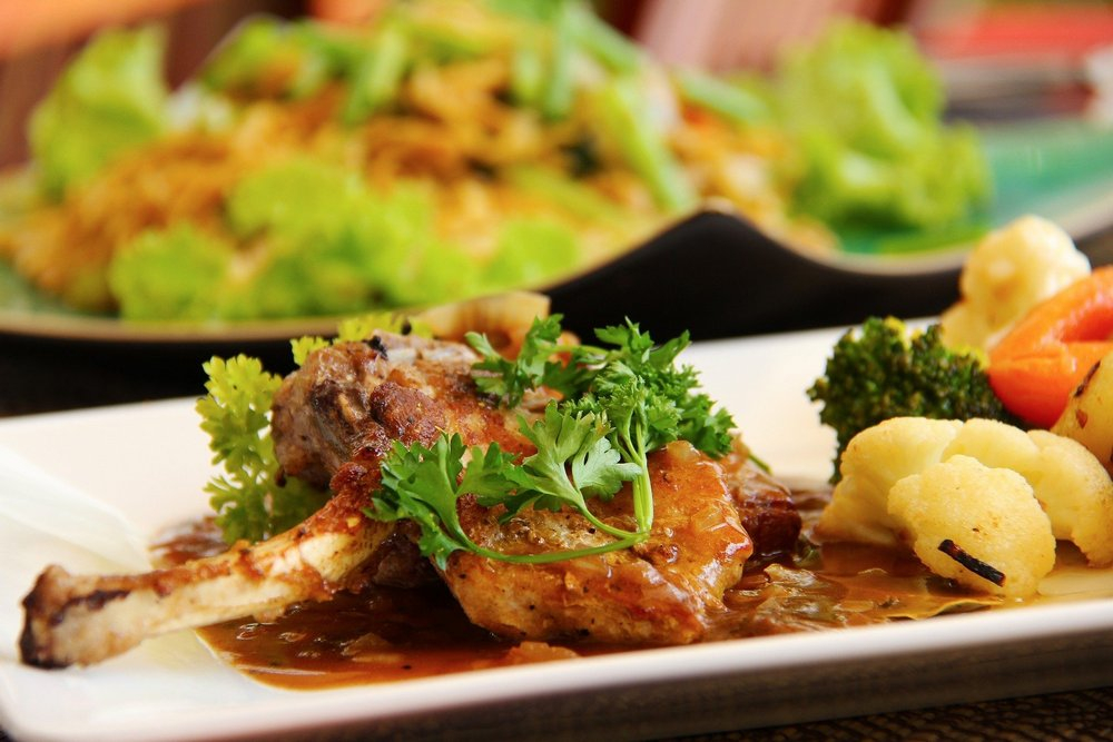 Cotlete de miel cu legume la cuptor și ruladă de pui cu ciuperci