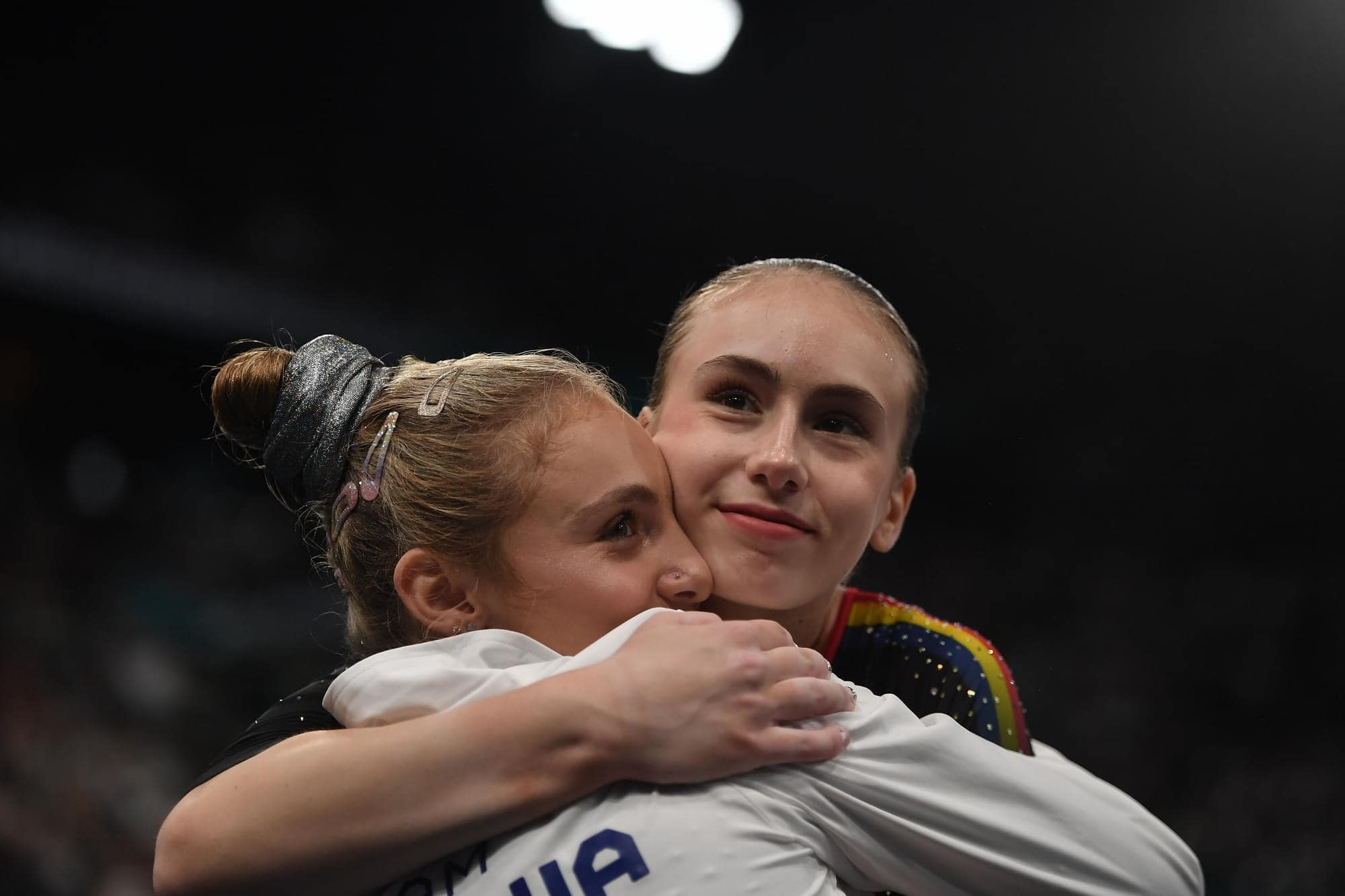 „Întoarceți, naibii, camerele, să-mi văd româncele!”