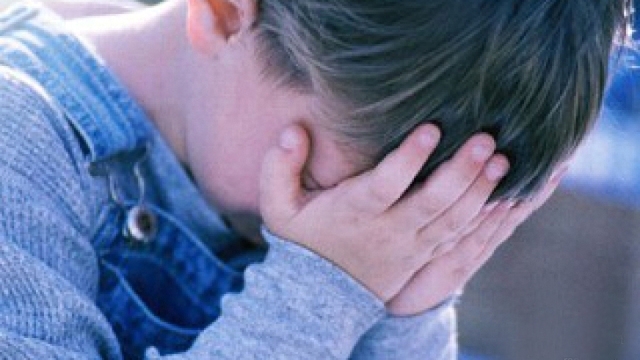 Plecarea părinţilor la muncă în străinătate, o DRAMĂ pentru copiii lăsaţi acasă