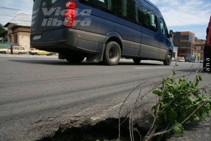 Asfaltul cedează în tot oraşul