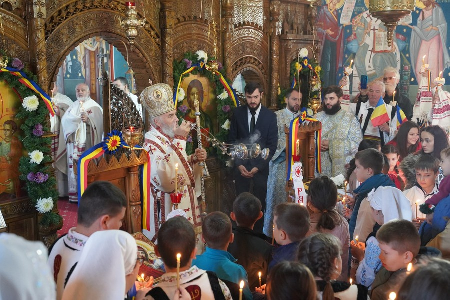 Au fost sfințite picturile a două biserici din comuna Piscu