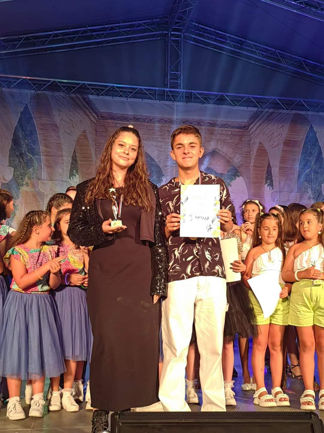 Artiştii iau premii şi în vacanţă. Succes la un festival internaţional în Bulgaria