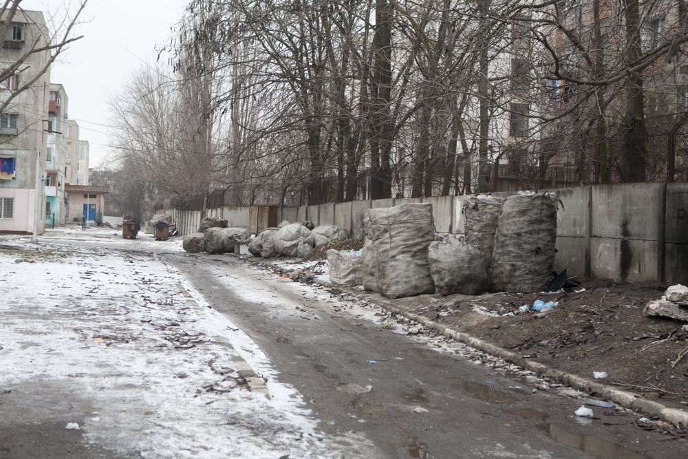 Colecţionarii de PET-uri şi-au creat depozit între blocuri, pe spaţiul public