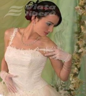 Dantela bunicii, farmecul unei mirese victoriene