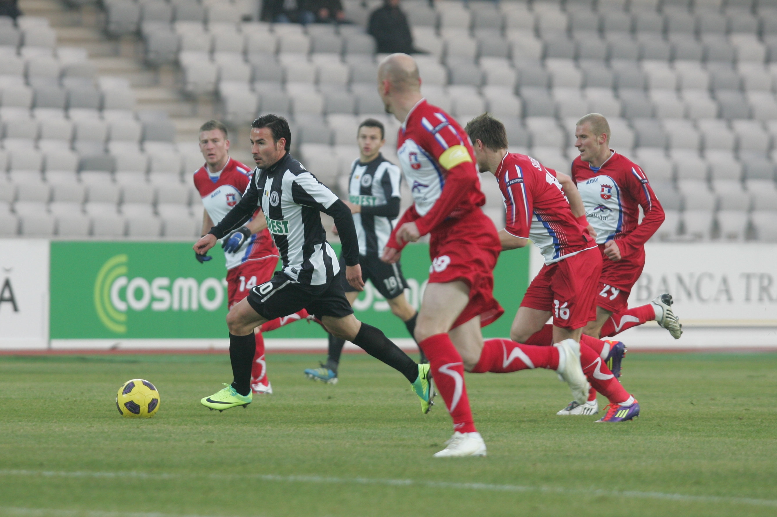 Campionii, treziţi de upercut / Oţelul, 1-1 la Cluj