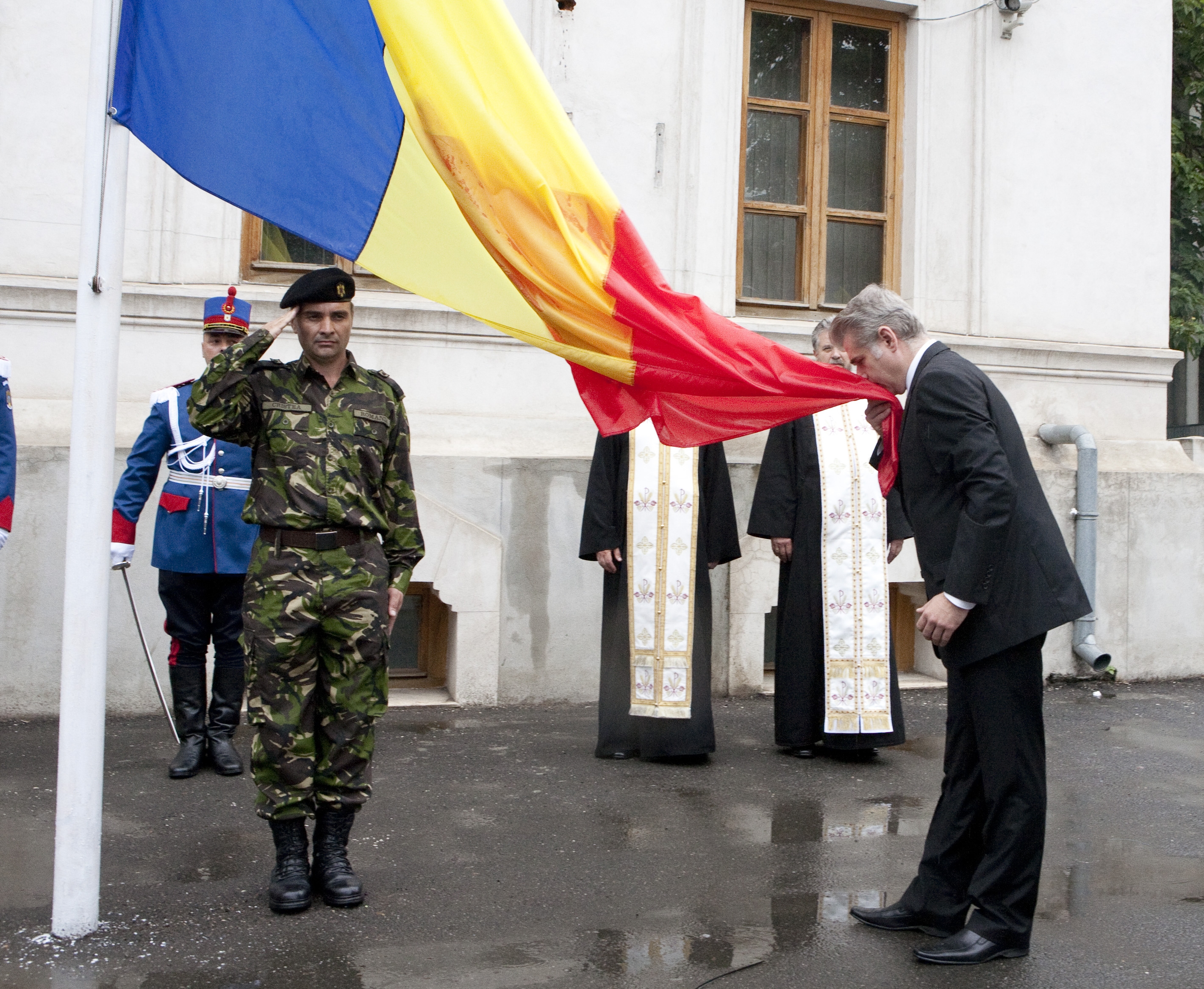Invitaţie la cinstirea tricolorului: Ziua Drapelului, serbată şi la Galaţi