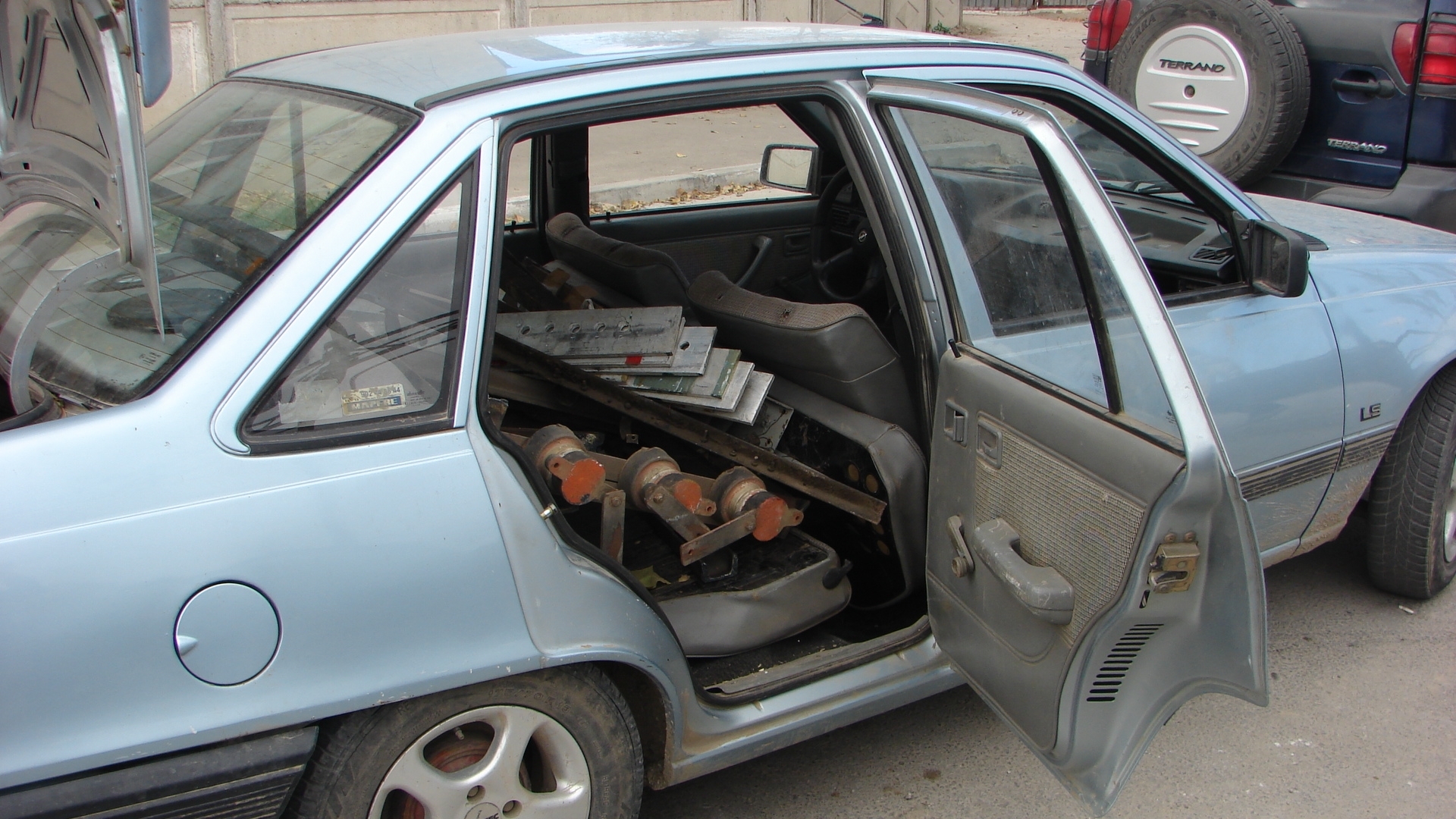 Doi tineri, prinşi de jandarmi după ce au furat fier dintr-o firmă