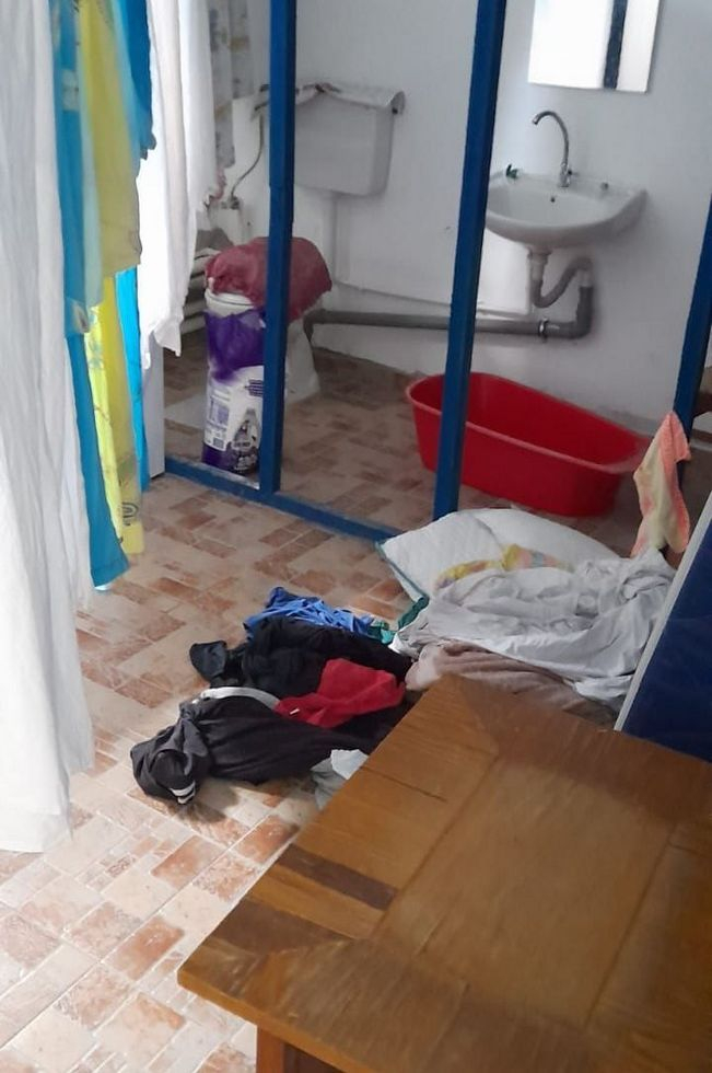 Mobilier distrus şi igienă precară, la centrele de îngrijire a vârstnicilor din judeţul Galaţi