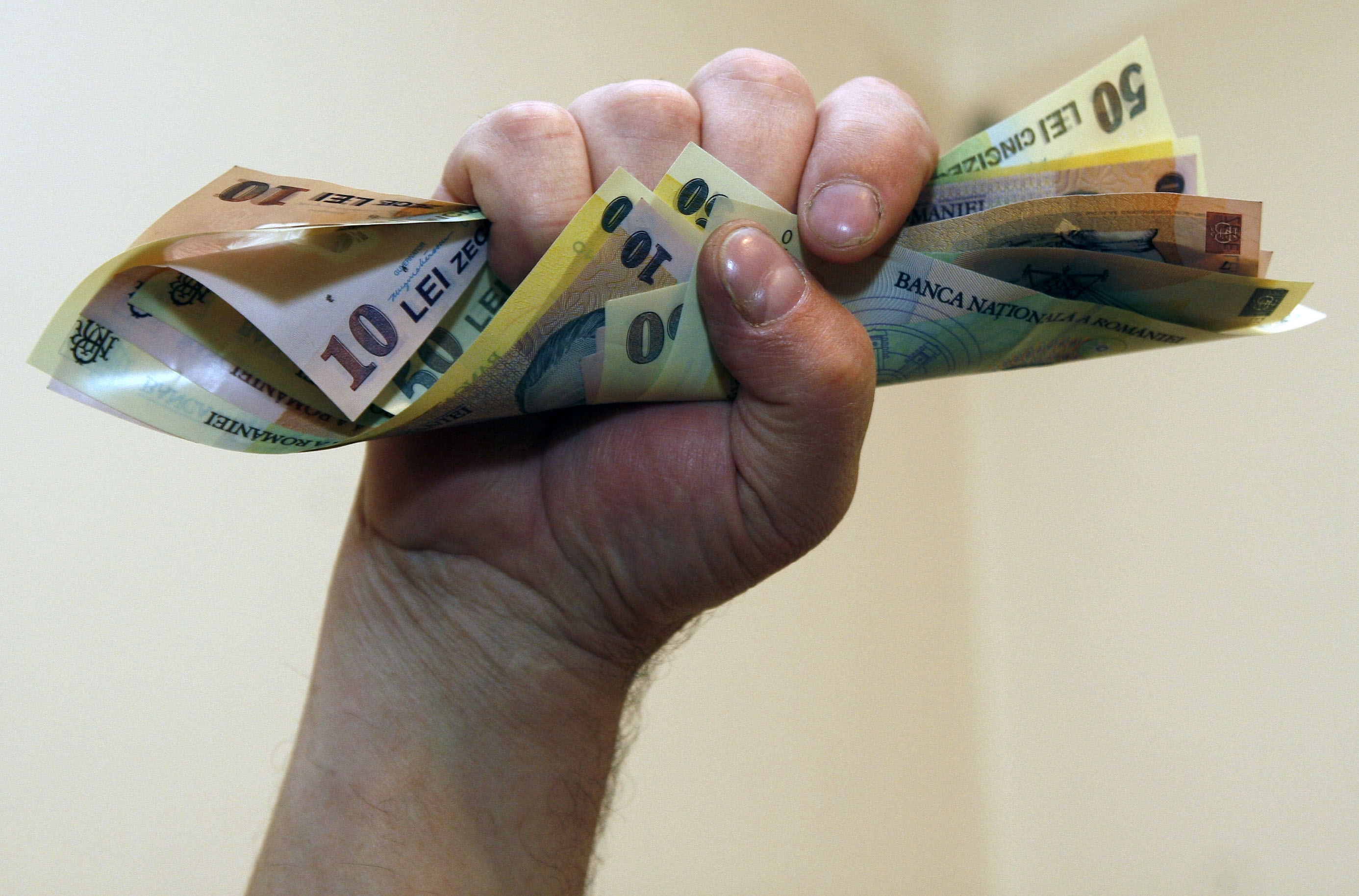 Veşti îngrijorătoare/ Au scăzut SALARIILE