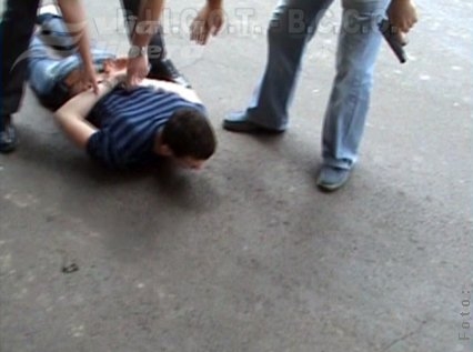 VIDEO Traficanţi cu mintea prăjită de droguri: comerţ cu cannabis în faţa sediului Poliţiei