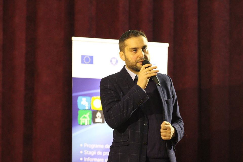 ”Nu poate fi criză doar în mediul privat”