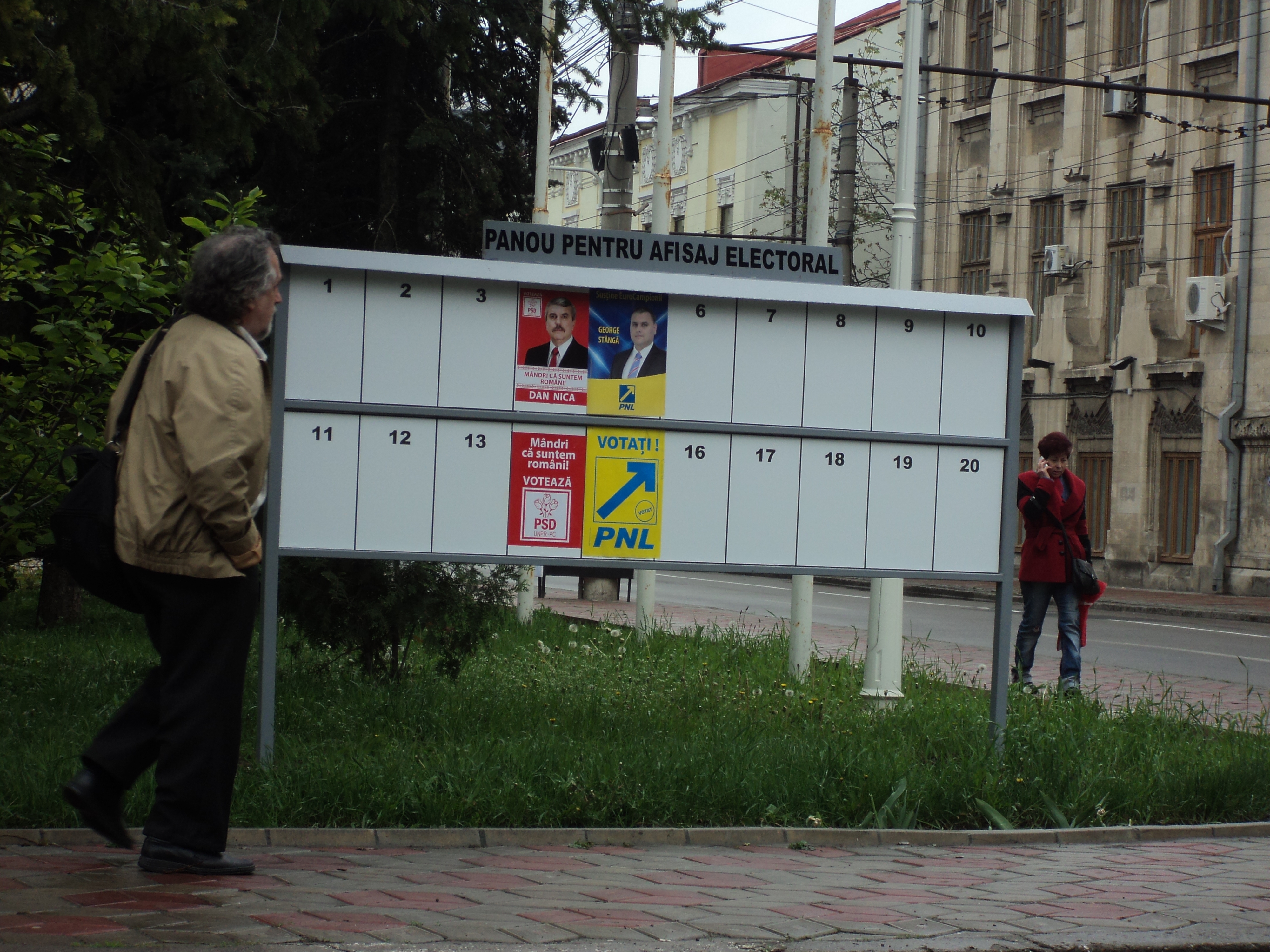 Doar două partide au ales să se promoveze pe panourile electorale puse la dispoziţie de Primărie