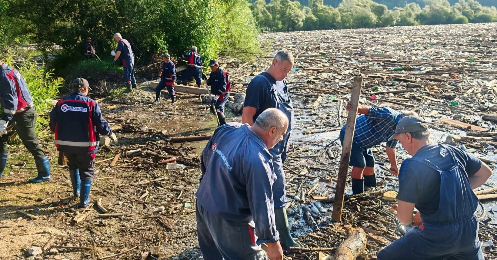 A început degajarea deșeurilor de pe acumularea Izvorul Muntelui