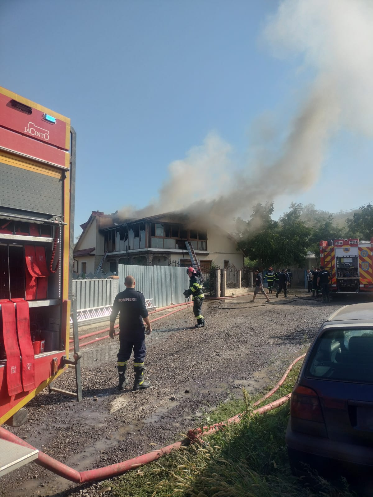 Incendiu într-una dintre comunele afectate de inundații. S-a intervenit pentru stingerea flăcărilor (VIDEO)