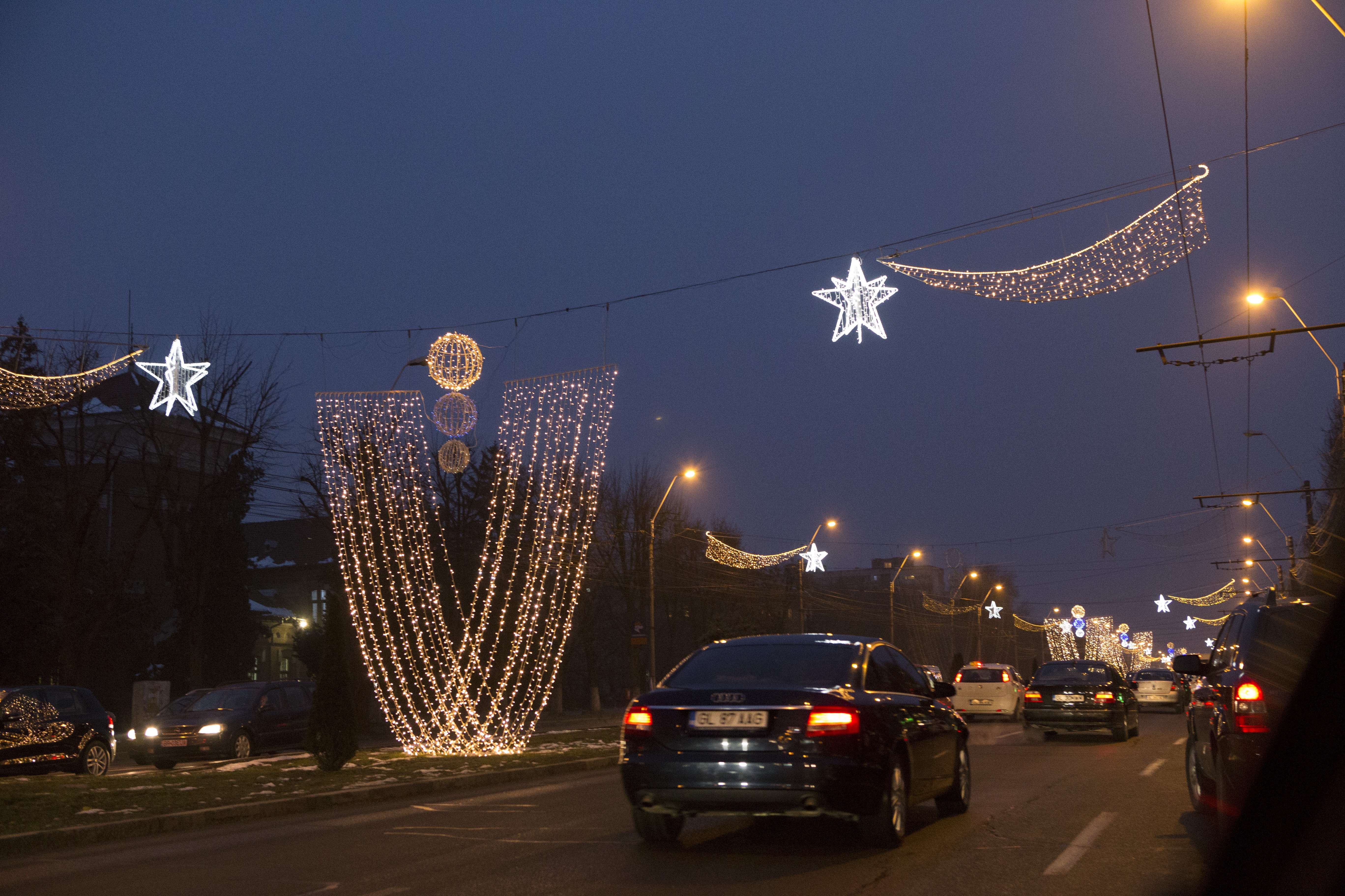 Analiză VL/ Beculeţele primarului Stan, mai scumpe decât ale lui Nicolae