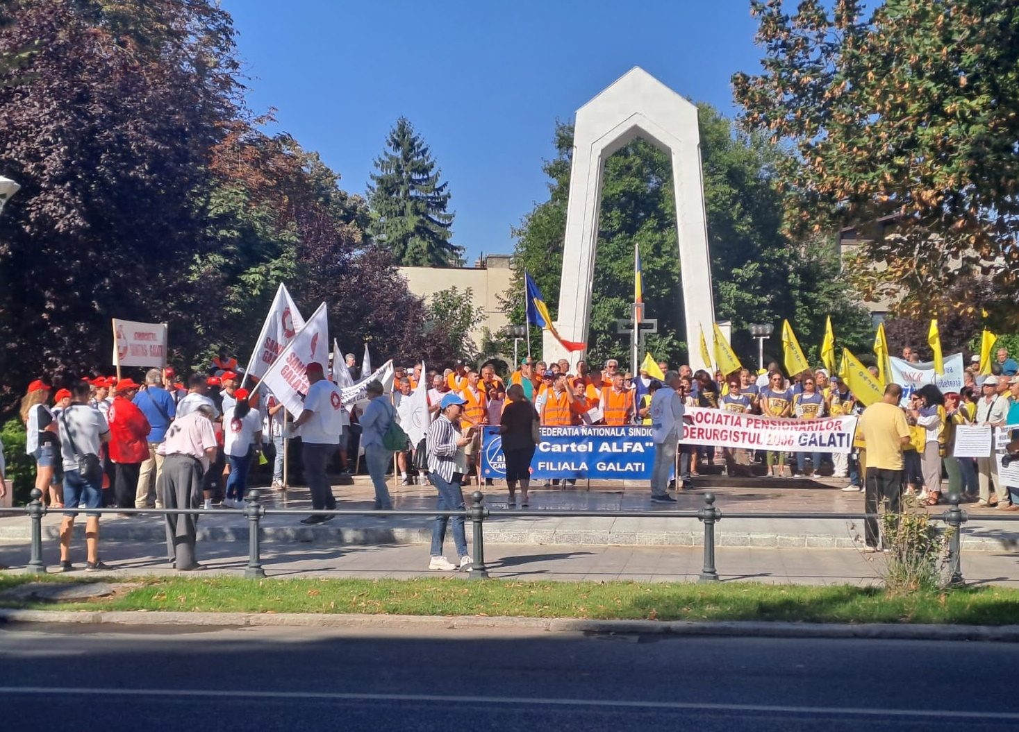 „Înțelegem situația țării, dar nu noi suntem vinovați pentru ea”. Protest anti-austeritate la Galați