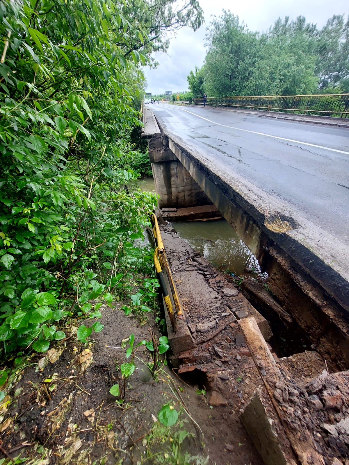 Pod rutier rupt de inundații