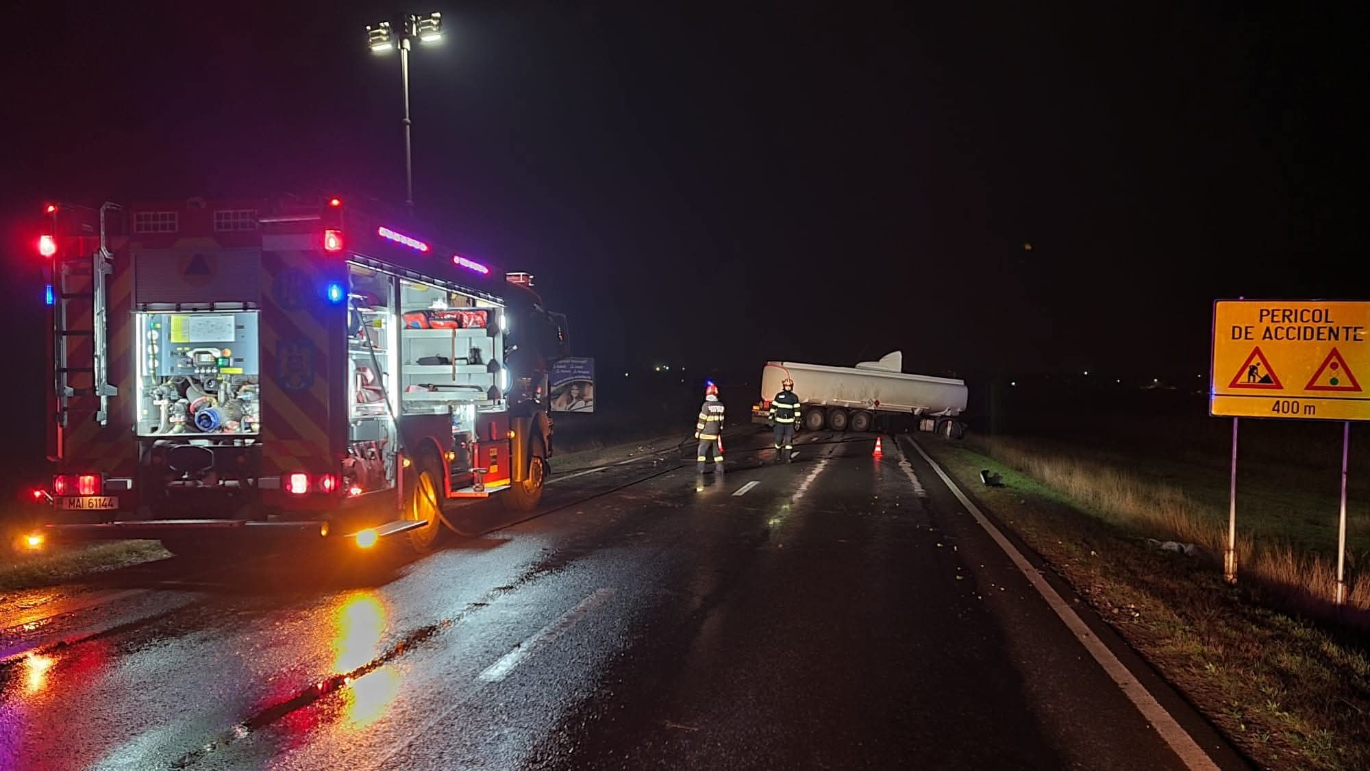 Ciocnire între un autoturism şi o cisternă, pe DN 25