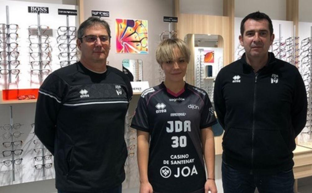 O gălățeancă, în campionatul francez de handbal