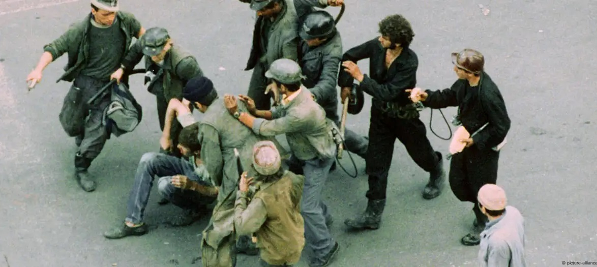 Nu văd cerul, nu văd stele/ Ci doar raza lămpii mele