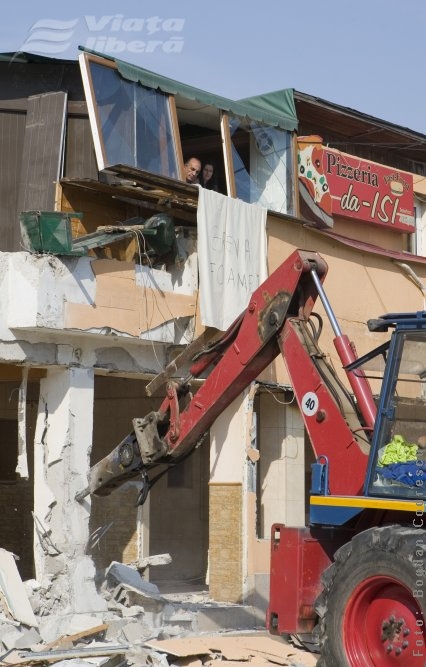 Pizzeria Da-Isi a fost dărâmată cu proprietarul baricadat în clădire  