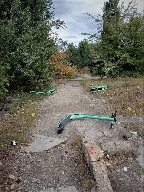 Trotinete dezmembrate și aruncate în boscheţii din Micro 40