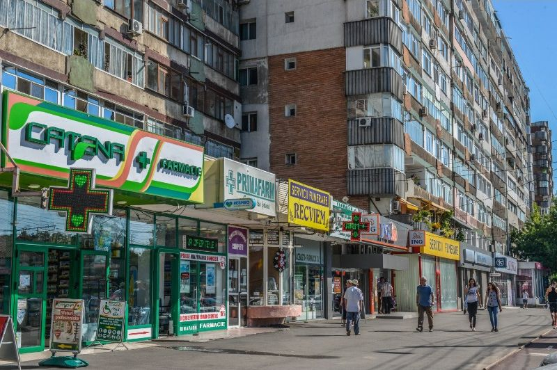 Cartierul în care prosperă farmaciile şi pompele funebre (FOTO)