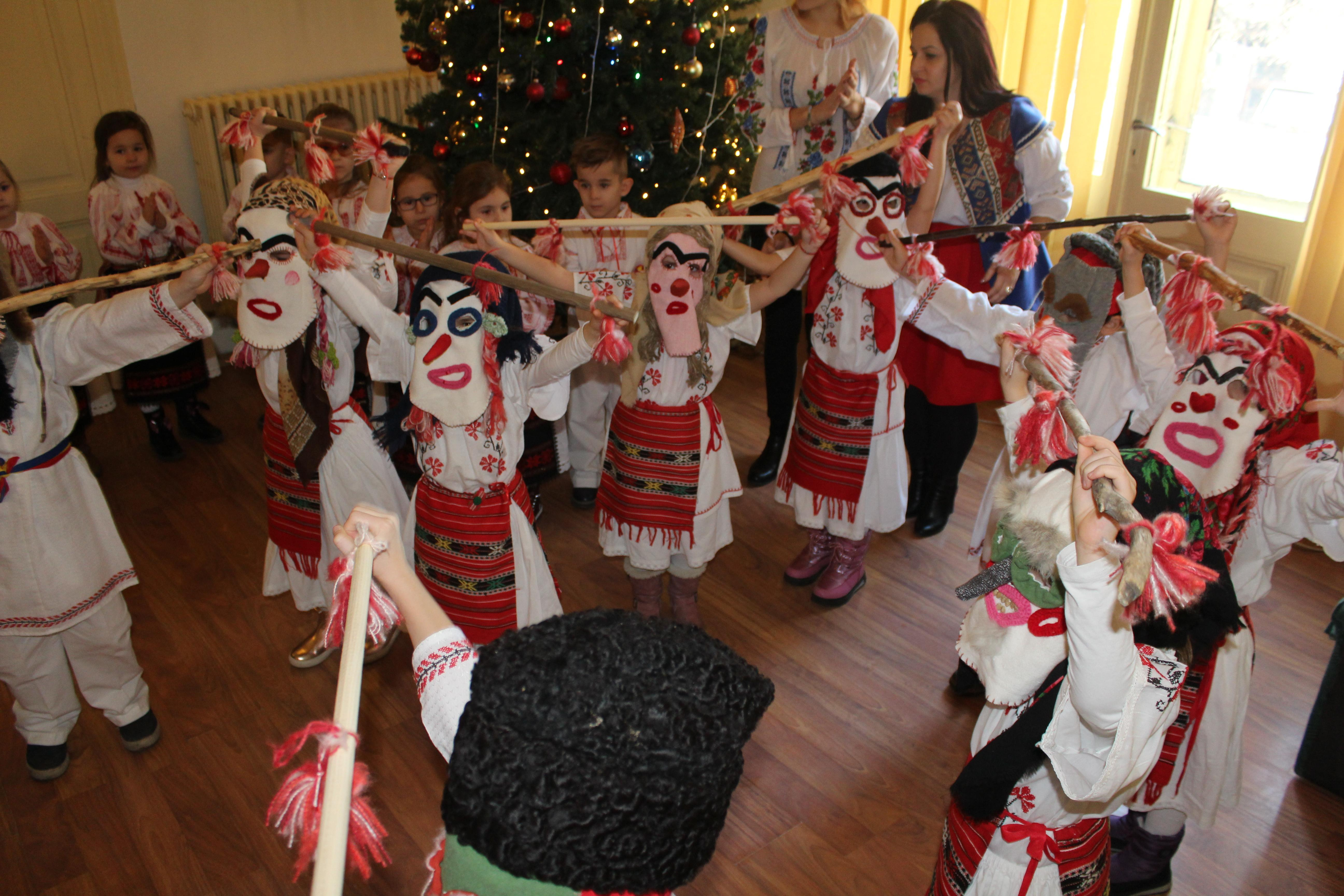 Tradiţii vechi, colindători de-o şchioapă (FOTO și VIDEO)