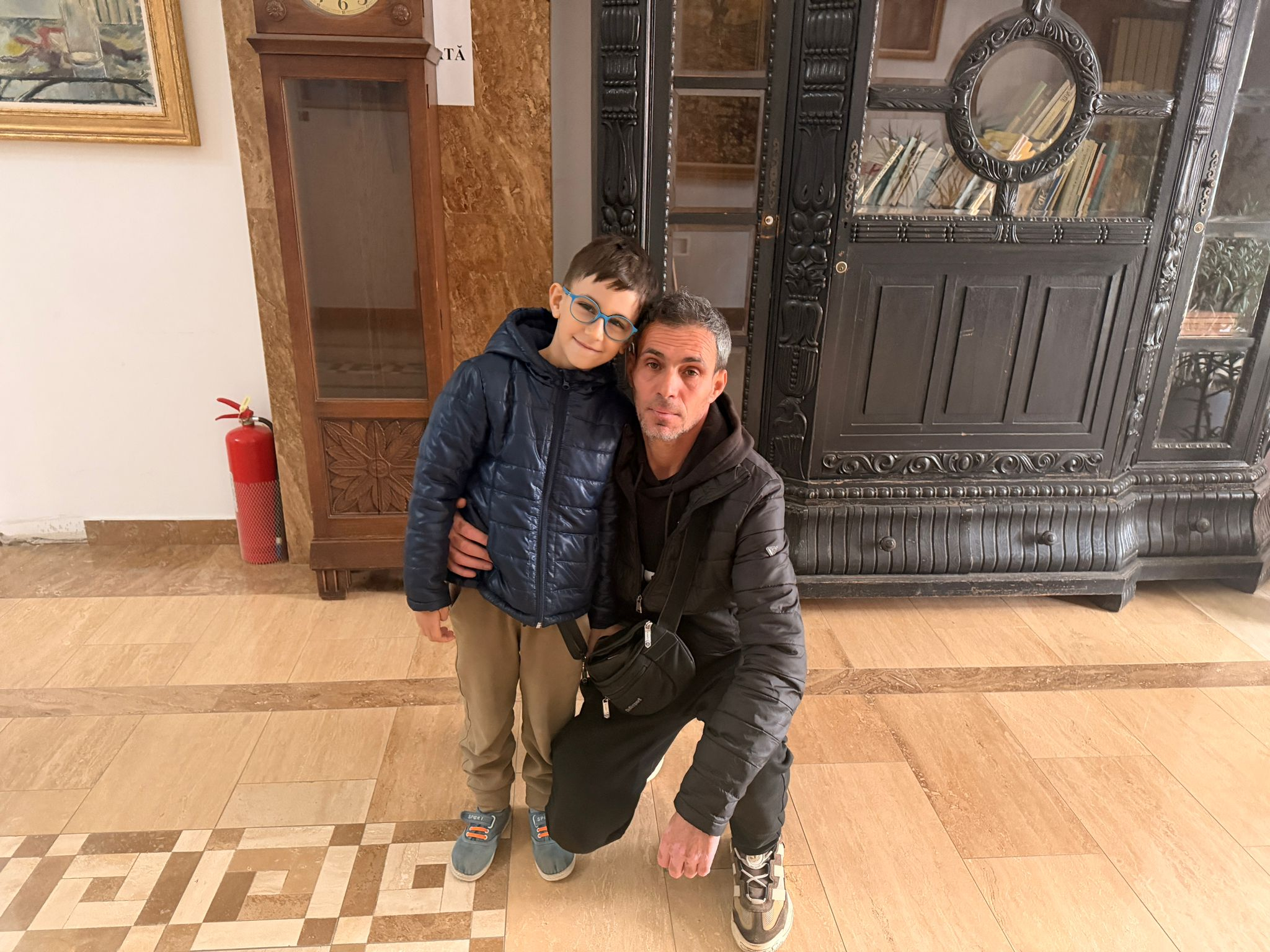 Un tată rămas pe drumuri cu un fiu de șase ani cere ajutor