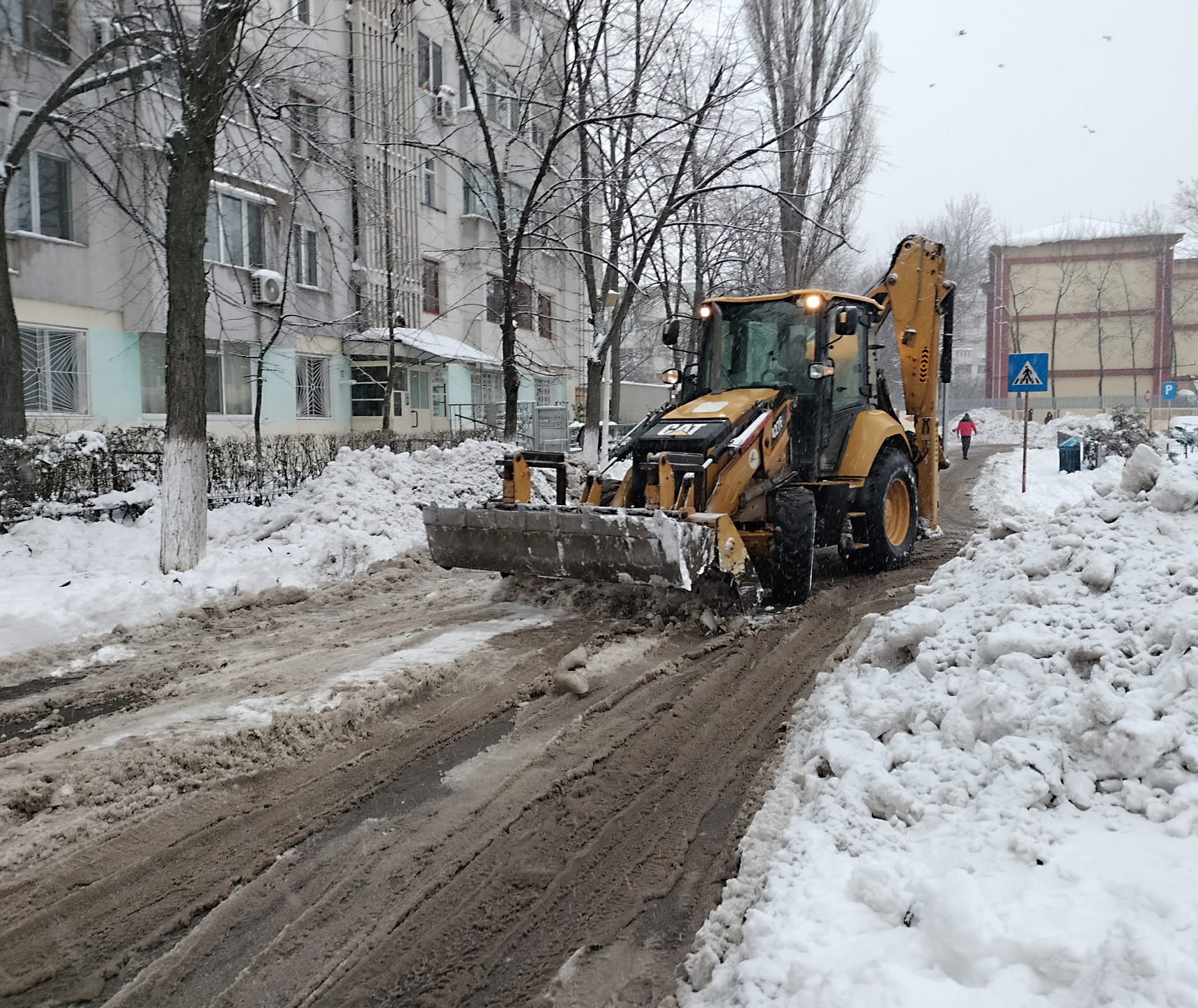 55 de utilaje intervin pentru deszăpezire în Galaţi