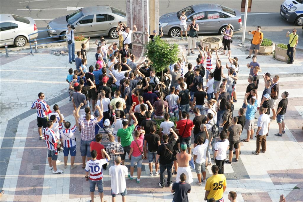 GALERIE FOTO / Suporterii Oţelului au ieşit în stradă împotriva lui Adamescu