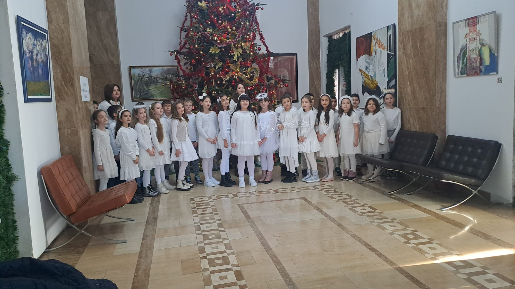 Școlarii de clasa a II-a de la Școala 17 au adus vestea Nașterii Mântuitorului (VIDEO)