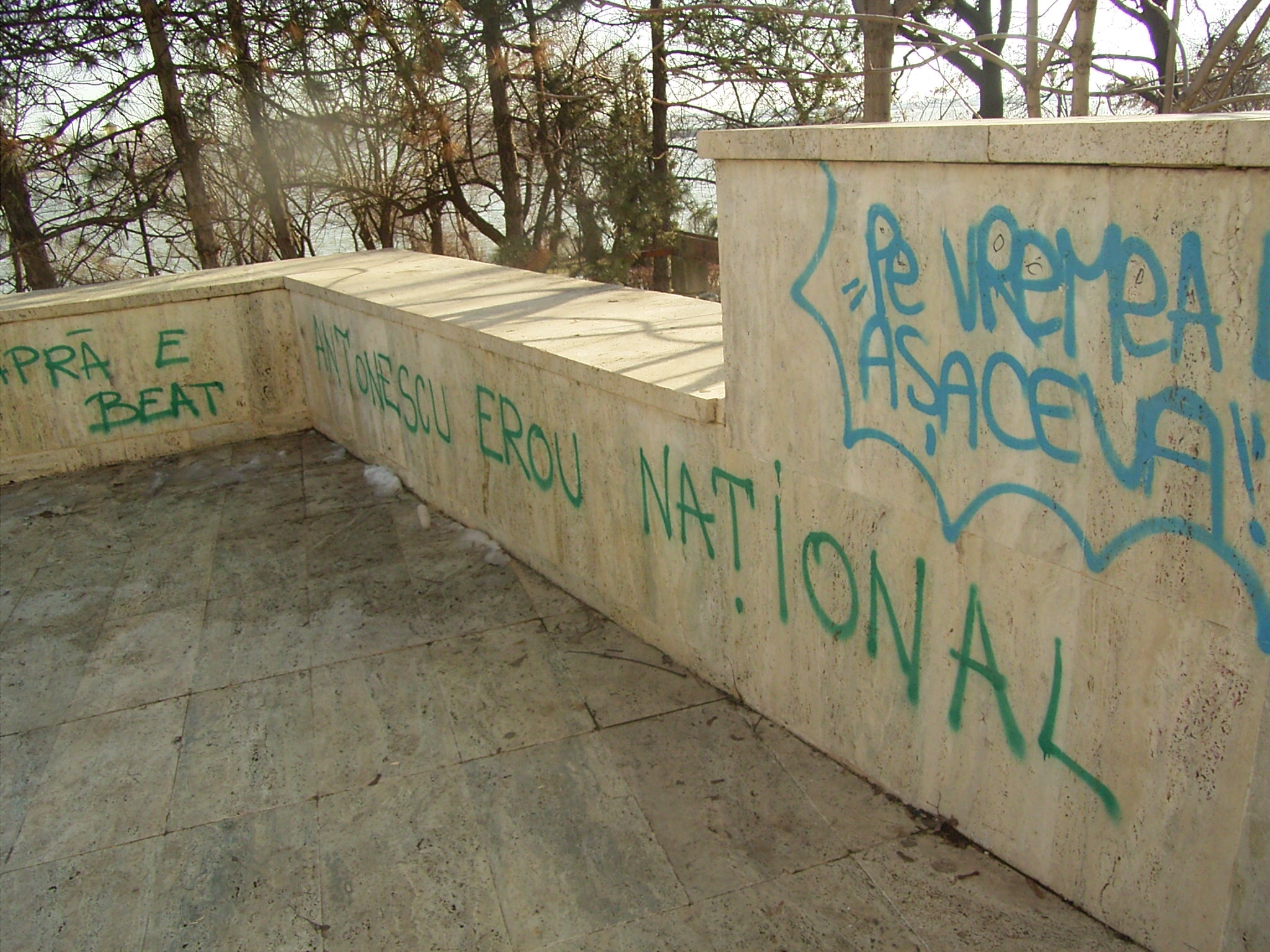 Înscrisuri pe „garduri”. Faleza... politică? 