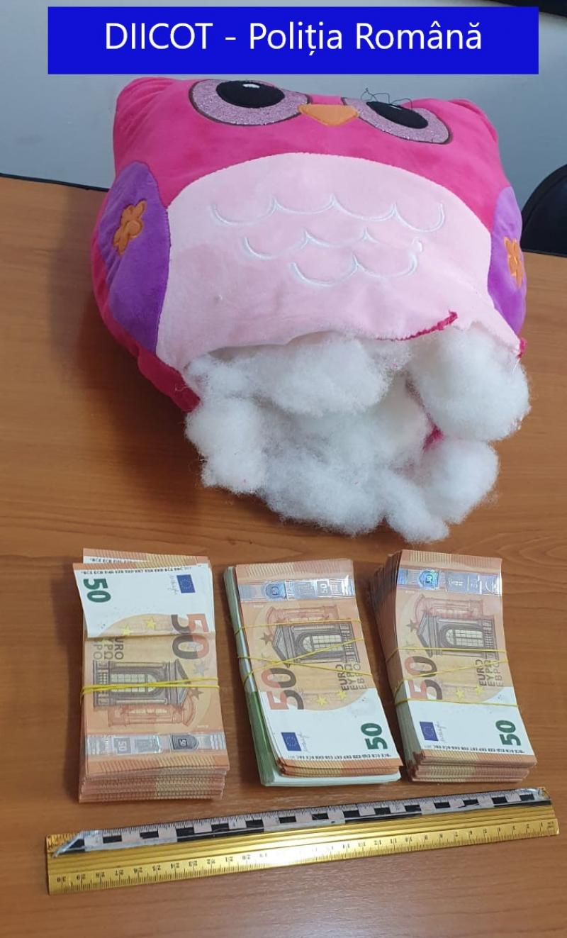 UPDATE Bancnote euro "fabricate" în Italia, plasate la colț de stradă în Galați (VIDEO)